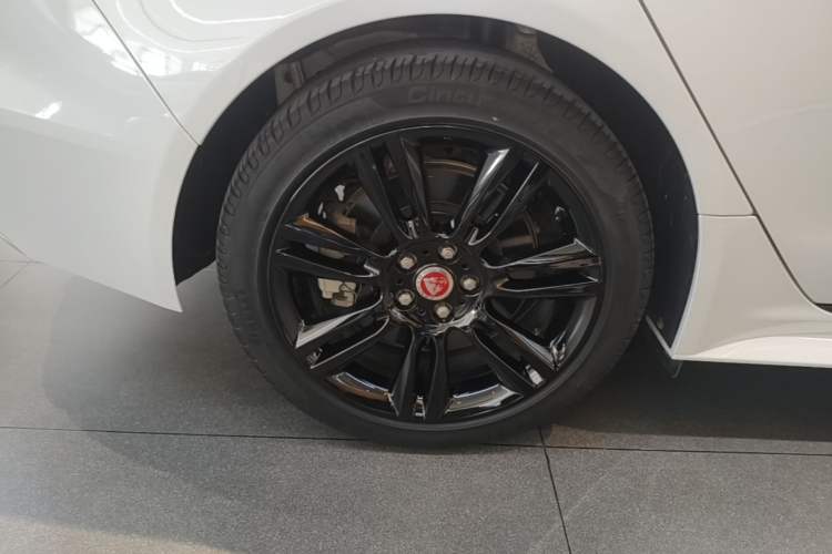 Used Jaguar XEL 2021 2.0T 250 PS Black Edition Sport Version Right Rear Wheel Hub
