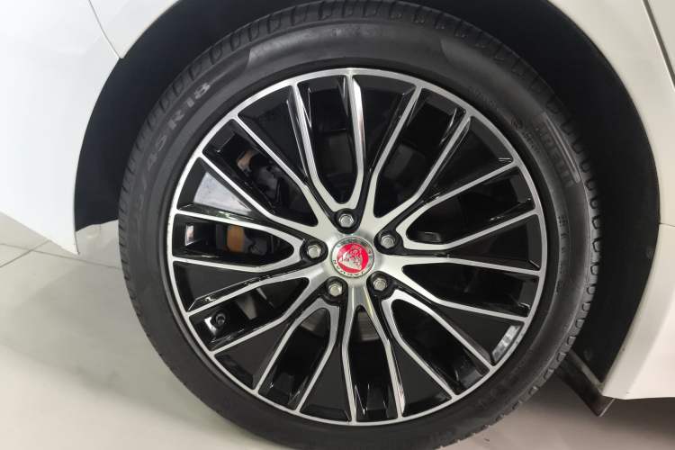 Used Jaguar XEL 2021 2.0T 250 PS S Progressive Elegance Edition Right Rear Wheel Hub