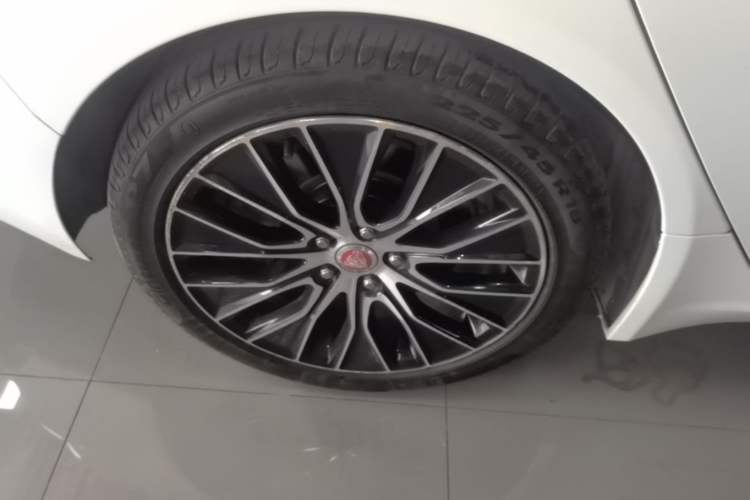 Used Jaguar XEL 2021 2.0T 250 PS S Progressive Elegance Edition Right Rear Wheel Hub
