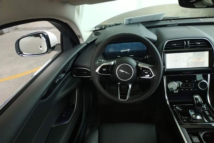 Used Jaguar XEL 2021 2.0T 250 PS S Progressive Elegance Edition Steering Wheel