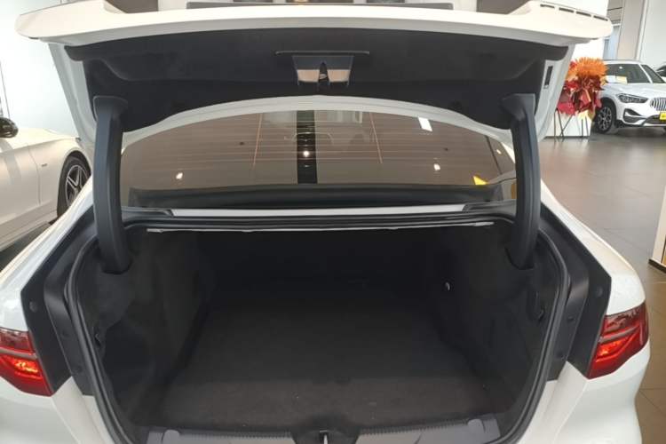 Used Jaguar XEL 2021 2.0T 250 PS Black Edition Sport Version Trunk