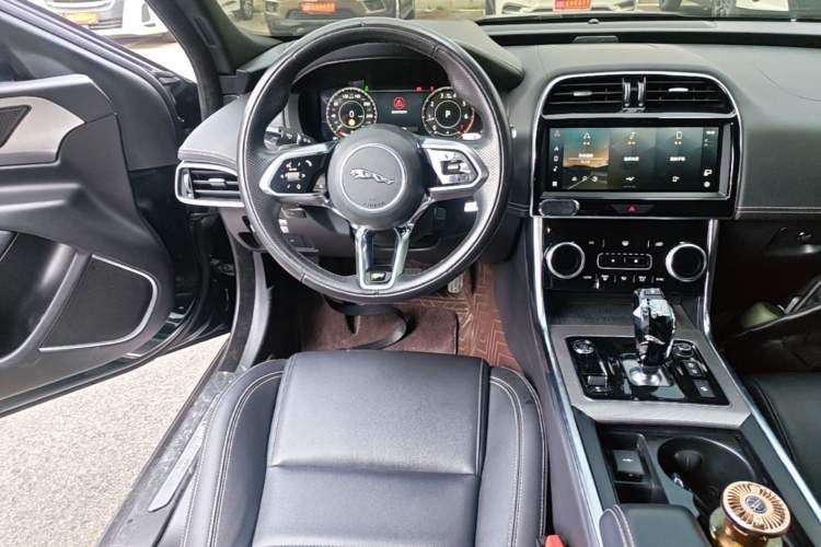 Used Jaguar XEL 2022 2.0T 250 PS R-DYNAMIC S Advanced Sport Edition Audio And AC Panel