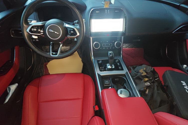 Used Jaguar XEL 2022 2.0T 250 PS R-DYNAMIC S Advanced Sport Edition Center Console