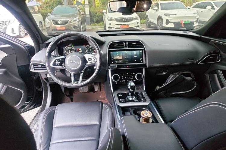 Used Jaguar XEL 2022 2.0T 250 PS R-DYNAMIC S Advanced Sport Edition Center Console