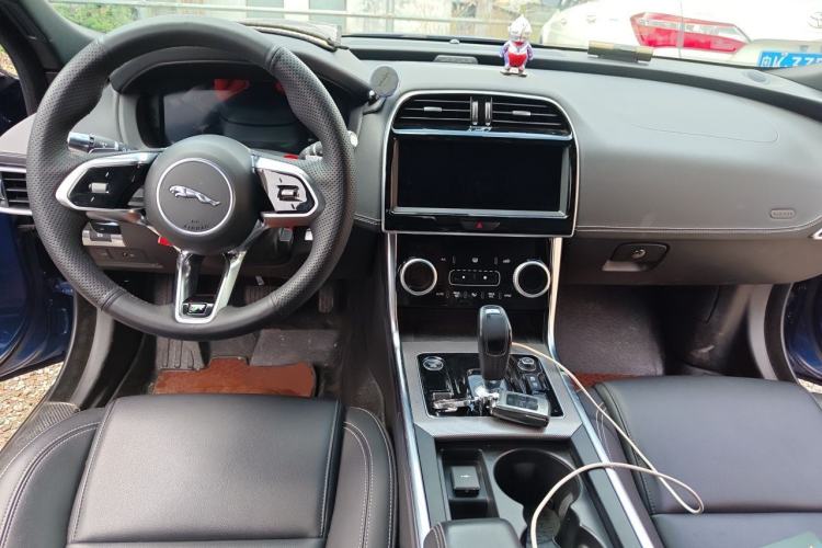 Used Jaguar XEL 2022 2.0T 250 PS R-DYNAMIC S Advanced Sport Edition Center Console