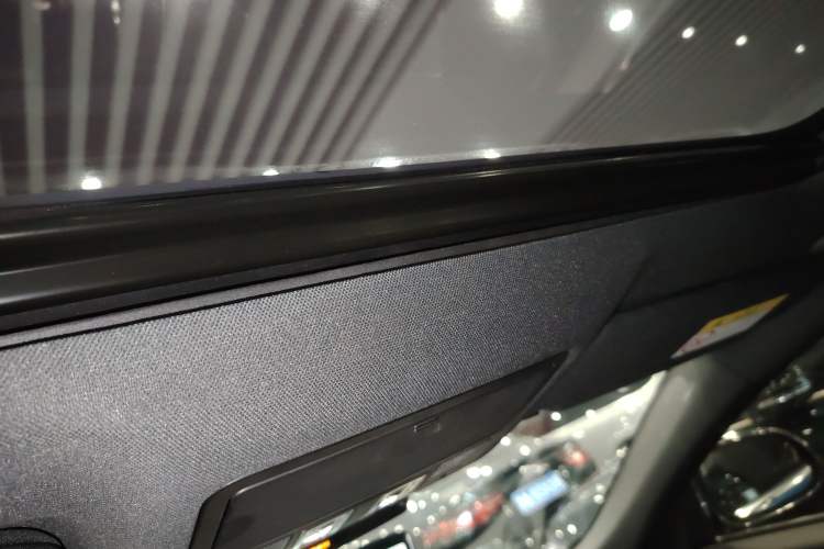 Used Jaguar XEL 2022 2.0T 250 PS R-DYNAMIC S Advanced Sport Edition Headliner