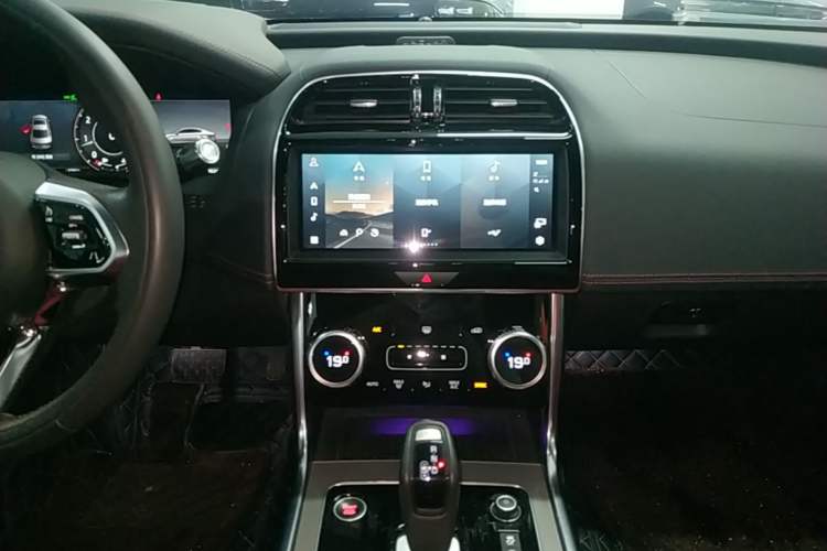 Used Jaguar XEL 2022 2.0T 250 PS R-DYNAMIC S Advanced Sport Edition Audio And AC Panel