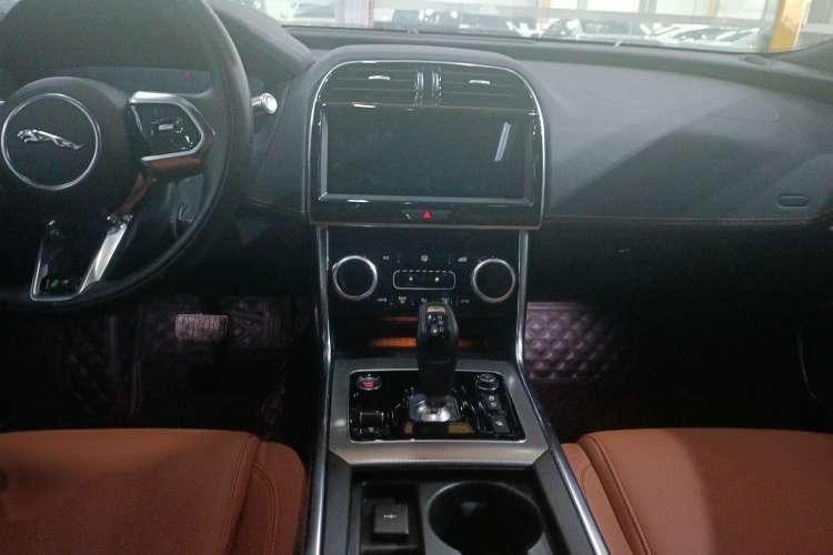 Used Jaguar XEL 2022 2.0T 250 PS R-DYNAMIC S Advanced Sport Edition Audio And AC Panel