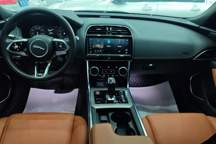 Used Jaguar XEL 2022 2.0T 250 PS R-DYNAMIC S Advanced Sport Edition Audio And AC Panel