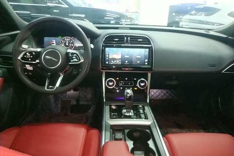 Used Jaguar XEL 2022 2.0T 250 PS R-DYNAMIC S Advanced Sport Edition Center Console