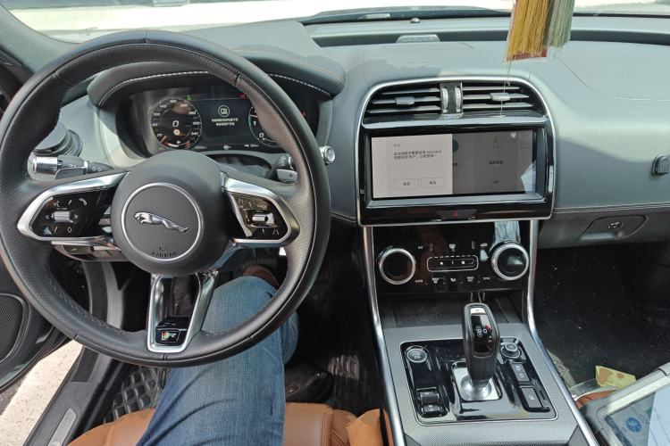 Used Jaguar XEL 2022 2.0T 250 PS R-DYNAMIC S Advanced Sport Edition Center Console