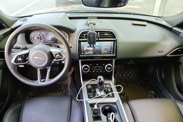 Used Jaguar XEL 2022 2.0T 200PS R-DYNAMIC Youth Sport Edition Center Console