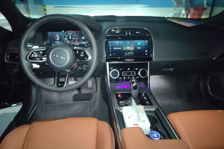 Used Jaguar XEL 2022 2.0T 250 PS R-DYNAMIC S Advanced Sport Edition Center Console