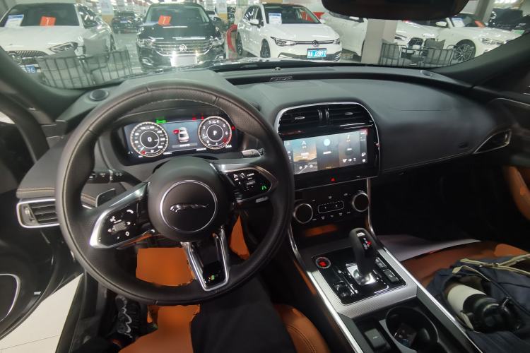 Used Jaguar XEL 2022 2.0T 250 PS R-DYNAMIC S Advanced Sport Edition Center Console
