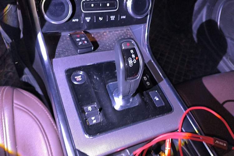 Used Jaguar XEL 2022 2.0T 200PS R-DYNAMIC Youth Sport Edition Gear Lever