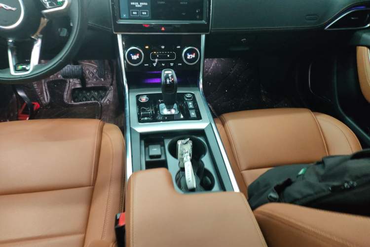 Used Jaguar XEL 2022 2.0T 250 PS R-DYNAMIC S Advanced Sport Edition Gear Lever
