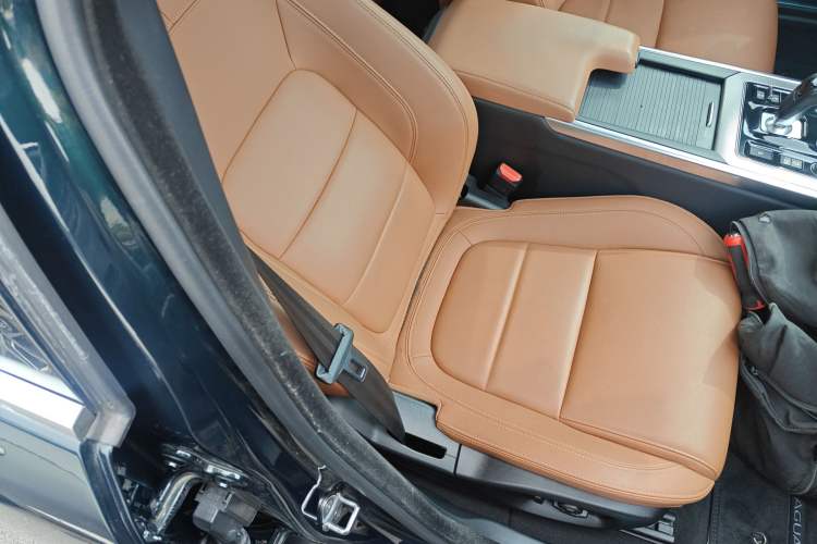 Used Jaguar XEL 2022 2.0T 250 PS R-DYNAMIC S Advanced Sport Edition Right Front Seat