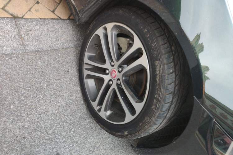 Used Jaguar XEL 2022 2.0T 250 PS R-DYNAMIC S Advanced Sport Edition Right Front Wheel Hub