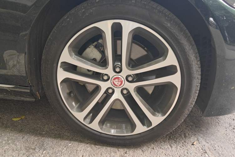 Used Jaguar XEL 2022 2.0T 250 PS R-DYNAMIC S Advanced Sport Edition Right Front Wheel Hub