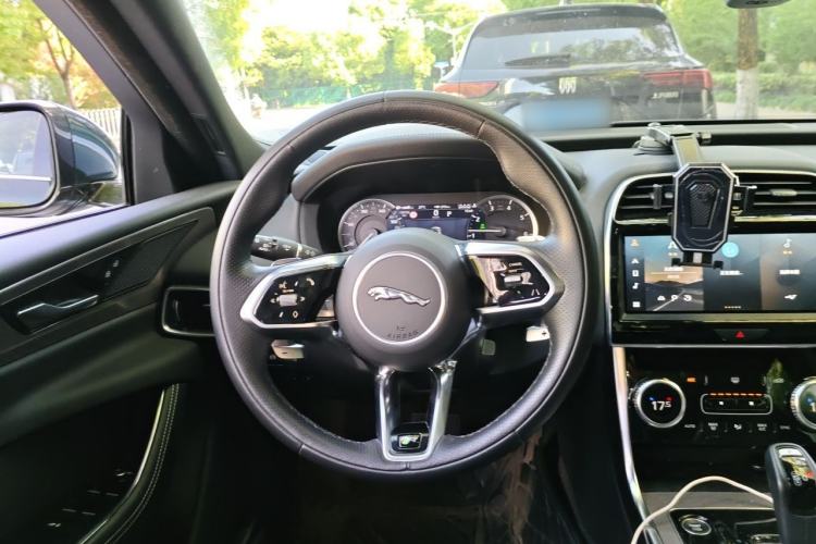 Used Jaguar XEL 2022 2.0T 200PS R-DYNAMIC Youth Sport Edition Steering Wheel