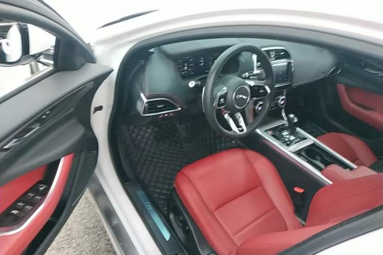 Used Jaguar XEL 2022 2.0T 250 PS R-DYNAMIC S Advanced Sport Edition Left Front Seat