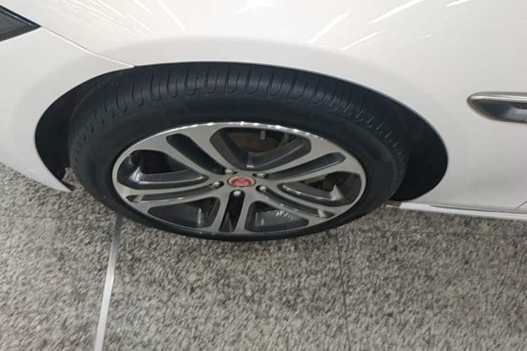 Used Jaguar XEL 2022 2.0T 250 PS R-DYNAMIC S Advanced Sport Edition Left Front Wheel Hub