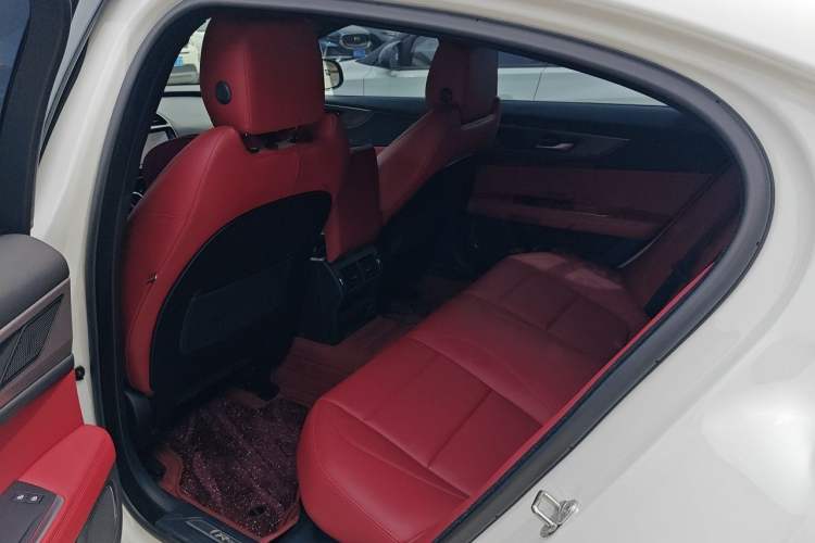 Used Jaguar XEL 2022 2.0T 250 PS R-DYNAMIC S Advanced Sport Edition Left Rear Seat