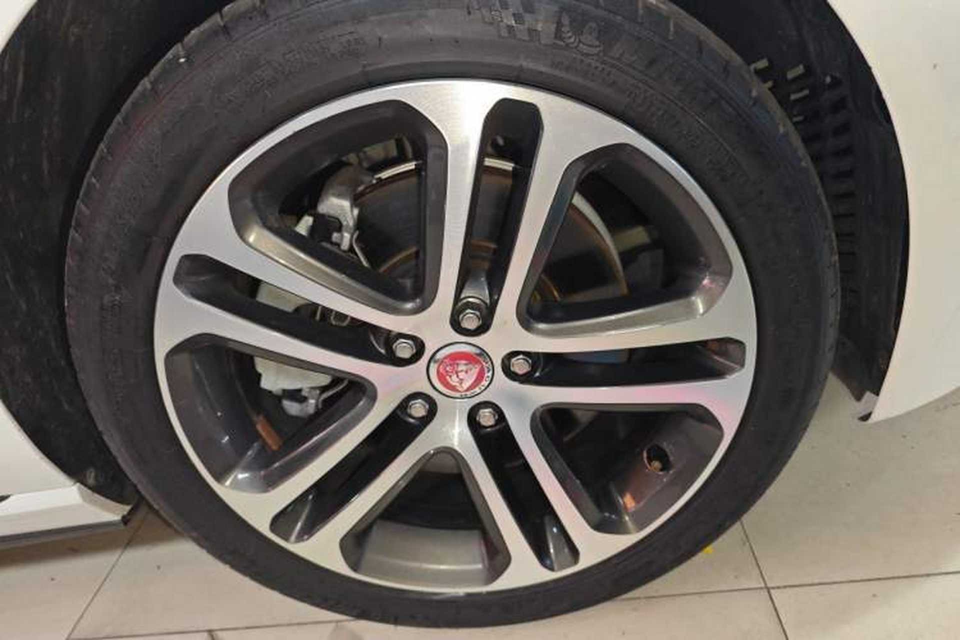 Used Jaguar XEL 2022 2.0T 250 PS R-DYNAMIC S Advanced Sport Edition Right Front Wheel Hub