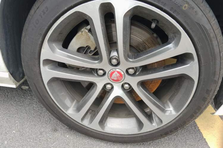 Used Jaguar XEL 2022 2.0T 250 PS R-DYNAMIC S Advanced Sport Edition Right Front Wheel Hub