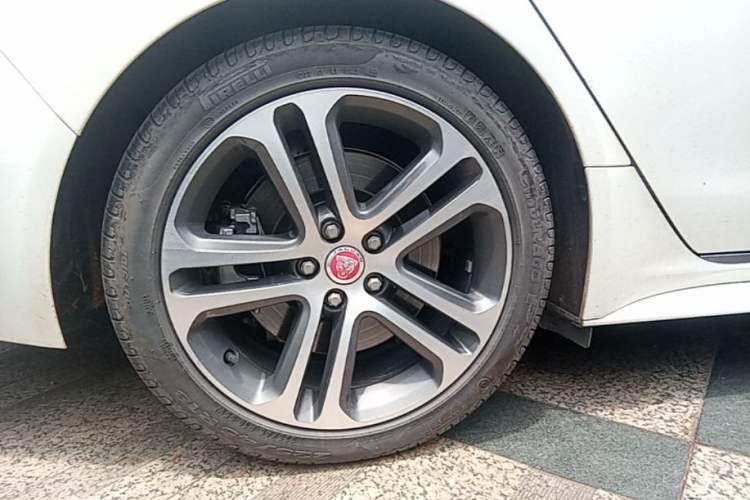 Used Jaguar XEL 2022 2.0T 250 PS R-DYNAMIC S Advanced Sport Edition Right Rear Wheel Hub