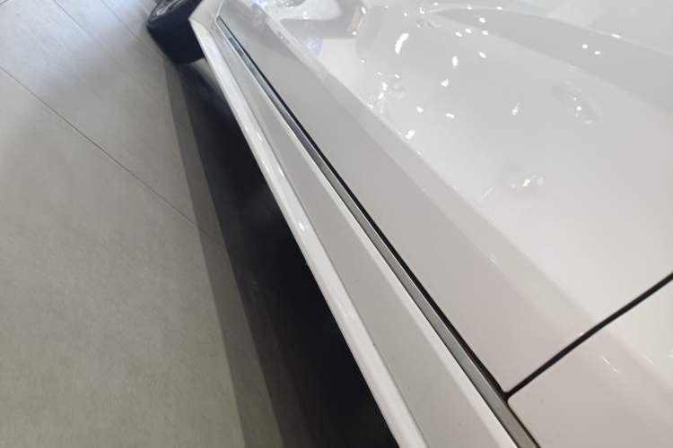 Used Jaguar XEL 2022 2.0T 250 PS R-DYNAMIC S Advanced Sport Edition Right Side Sill