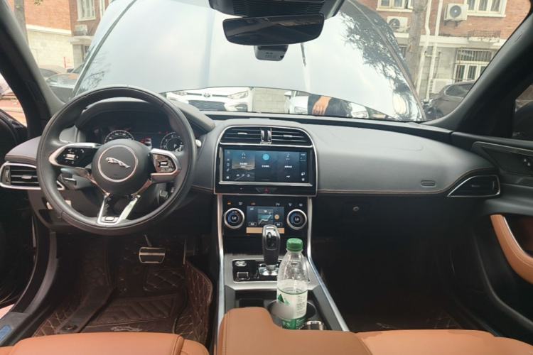 Used Jaguar XEL 2023 2.0T 250 PS R-DYNAMIC S Advanced Sport Edition Center Console