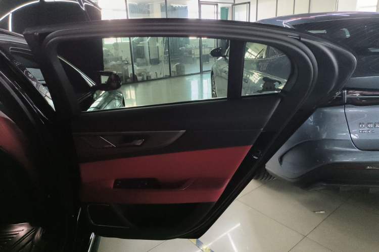 Used Jaguar XEL 2023 2.0T 250 PS R-DYNAMIC S Advanced Sport Edition Right Rear Door Interior