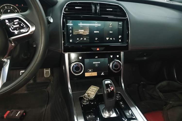 Used Jaguar XEL 2023 2.0T 250 PS R-DYNAMIC S Advanced Sport Edition Audio And AC Panel