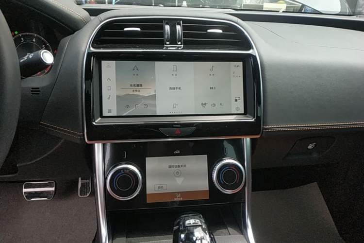 Used Jaguar XEL 2023 2.0T 250 PS R-DYNAMIC S Advanced Sport Edition Audio And AC Panel
