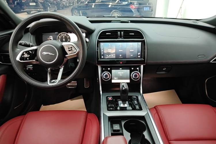 Used Jaguar XEL 2023 2.0T 250 PS R-DYNAMIC S Advanced Sport Edition Audio And AC Panel