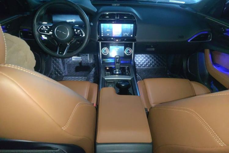 Used Jaguar XEL 2023 2.0T 250 PS R-DYNAMIC S Advanced Sport Edition Center Console