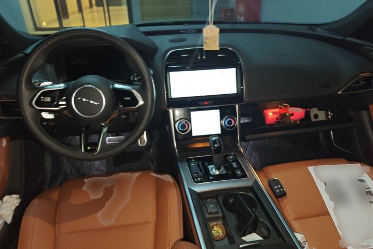 Used Jaguar XEL 2023 2.0T 250 PS R-DYNAMIC S Advanced Sport Edition Center Console