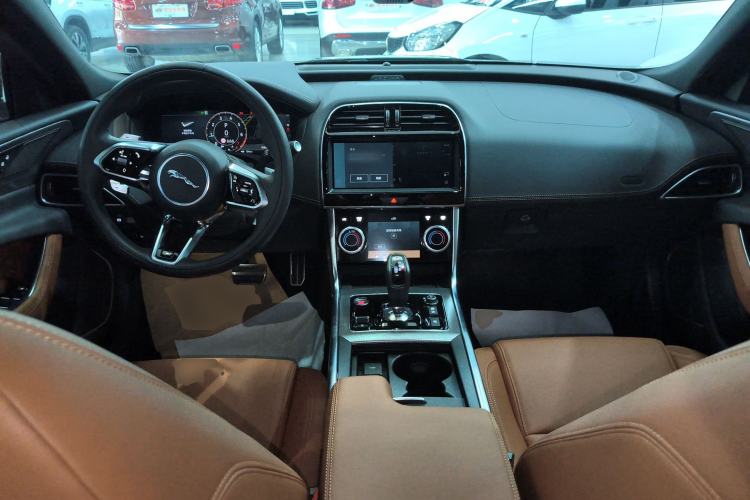 Used Jaguar XEL 2023 2.0T 250 PS R-DYNAMIC S Advanced Sport Edition Center Console