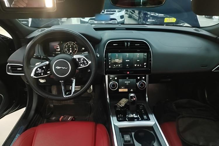 Used Jaguar XEL 2023 2.0T 250 PS R-DYNAMIC S Advanced Sport Edition Center Console