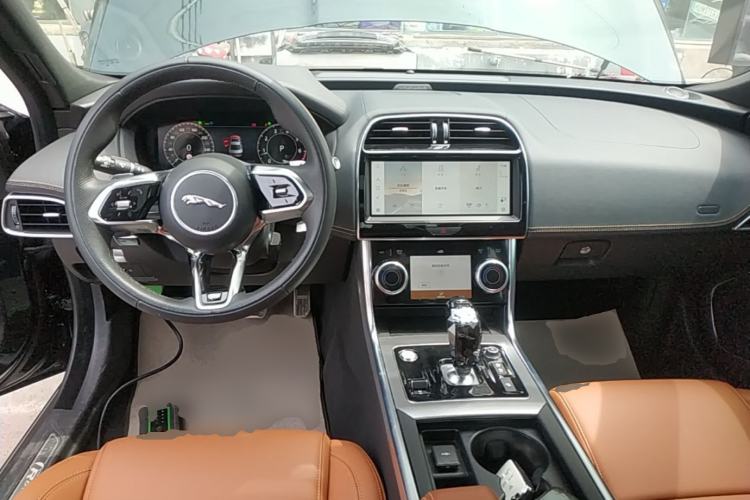 Used Jaguar XEL 2023 2.0T 250 PS R-DYNAMIC S Advanced Sport Edition Center Console