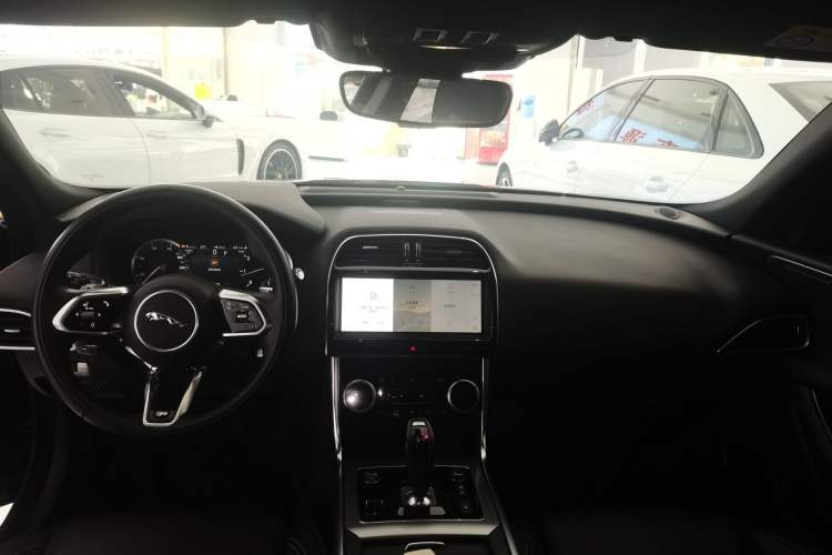 Used Jaguar XEL 2023 2.0T 200 PS R-DYNAMIC Youth Sports Edition Center Console