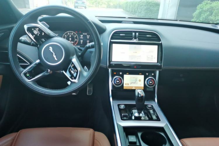 Used Jaguar XEL 2023 2.0T 250 PS R-DYNAMIC S Advanced Sport Edition Center Console