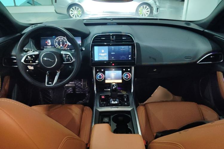 Used Jaguar XEL 2023 2.0T 250 PS R-DYNAMIC S Advanced Sport Edition Center Console