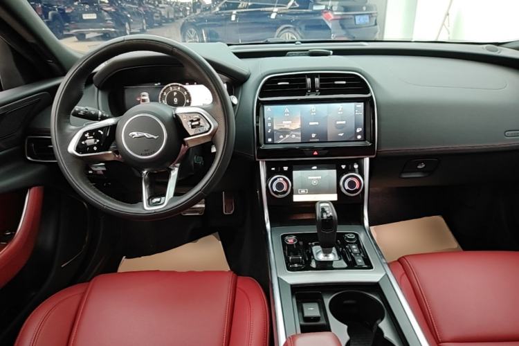 Used Jaguar XEL 2023 2.0T 250 PS R-DYNAMIC S Advanced Sport Edition Center Console