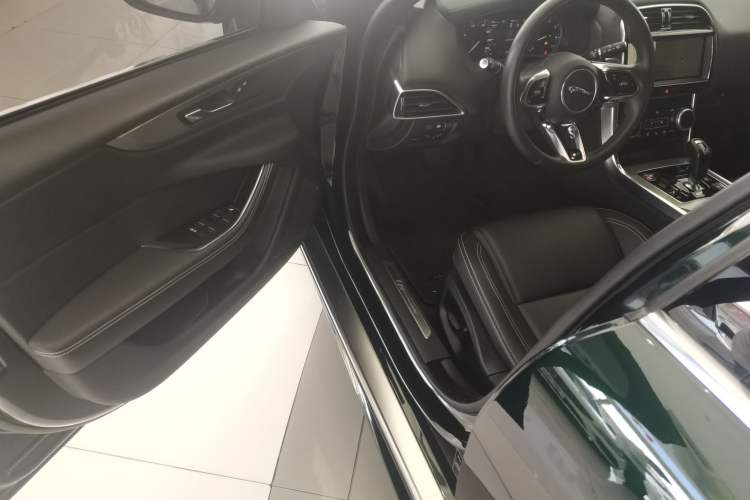 Used Jaguar XEL 2023 2.0T 200 PS R-DYNAMIC Youth Sports Edition Driver Seat