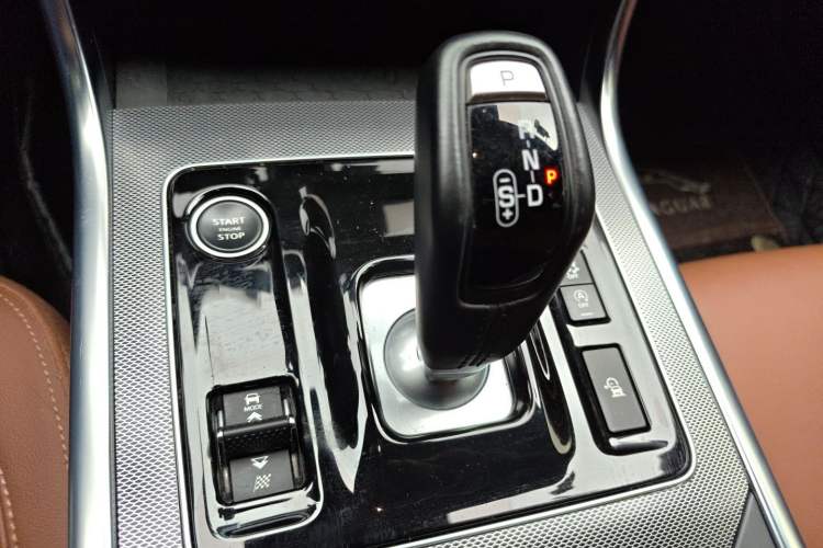 Used Jaguar XEL 2023 2.0T 250 PS R-DYNAMIC S Advanced Sport Edition Gear Lever