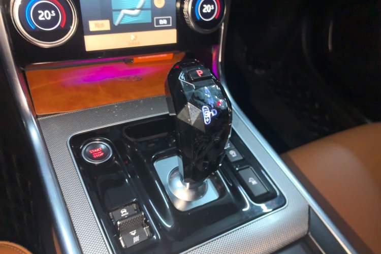 Used Jaguar XEL 2023 2.0T 250 PS R-DYNAMIC S Advanced Sport Edition Gear Lever