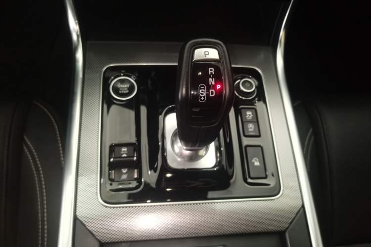 Used Jaguar XEL 2023 2.0T 200 PS R-DYNAMIC Youth Sports Edition Gear Lever
