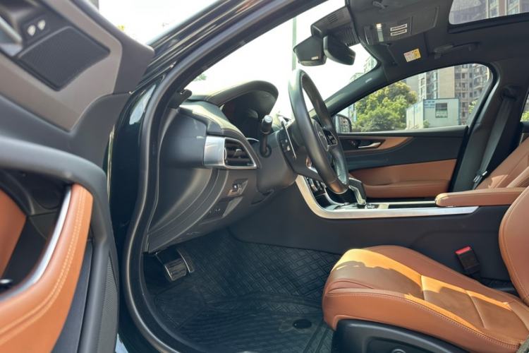 Used Jaguar XEL 2023 2.0T 250 PS R-DYNAMIC S Advanced Sport Edition Interior 5